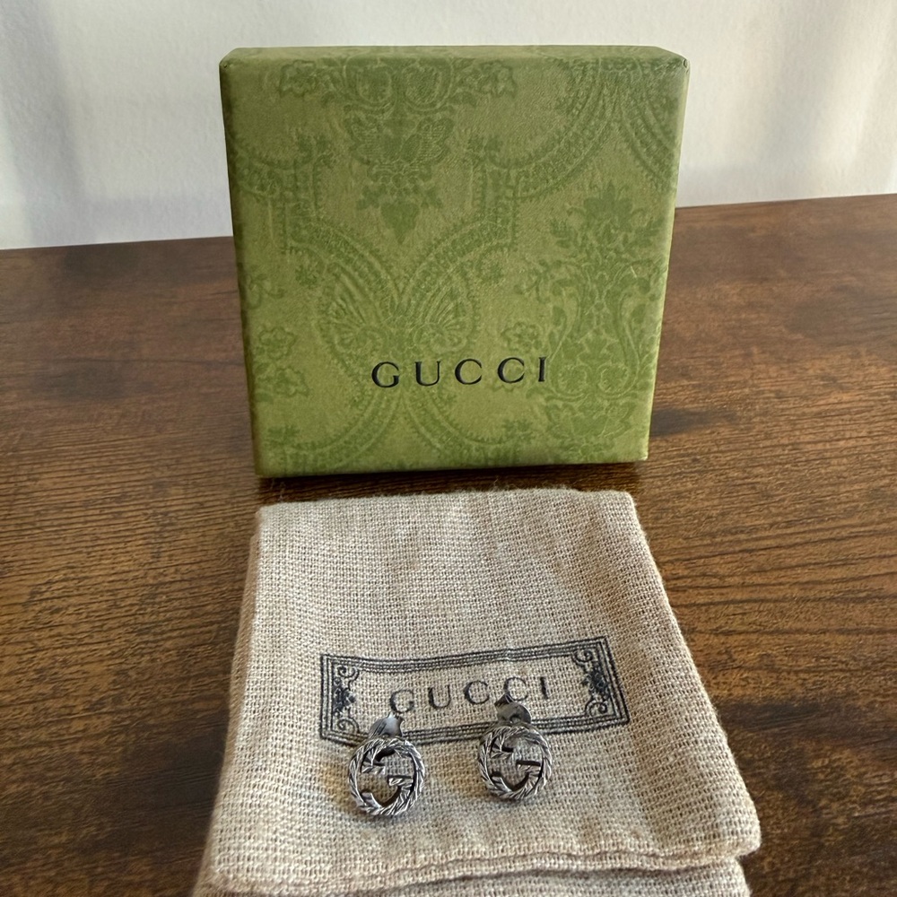 Stud Earrings With Interlocking G Motif in Aged Sterling Silver - Picture 2 of 7